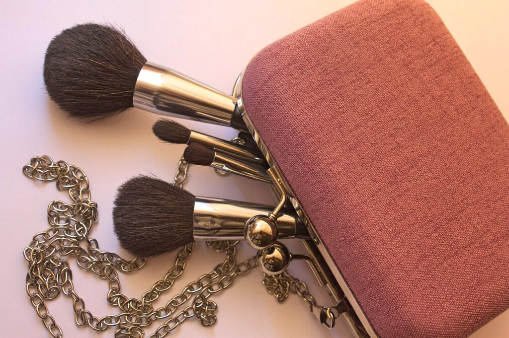 Pinceaux maquillage et trousse de toilette